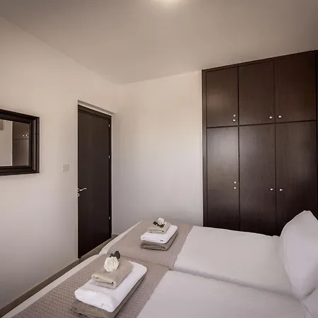 View 9 -fig Tree Bay-jacuzzi-hot Tub Holiday home